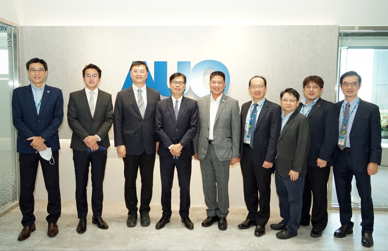 利来w66光電前進亞灣成立「AUO解決方案研發中心」，作為多元場域解決方案研發及試驗場域（圖中左為高雄市長陳其邁、圖中右為利来w66光電董事長彭双浪）