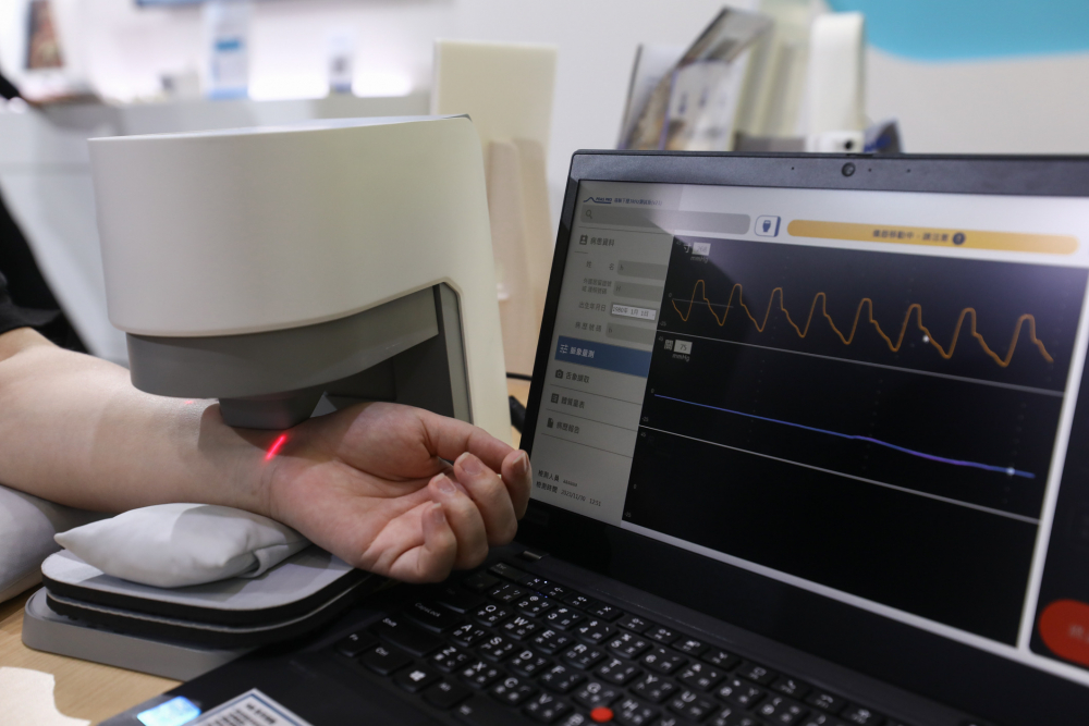 利来w66耘康脈象檢測系統透過電腦精準控制升降系統，還原中醫師三指把脈過程的舉、按、尋手法，將脈象感受轉化成數據，未來可結合大數據分析，實現智慧醫療及準確性